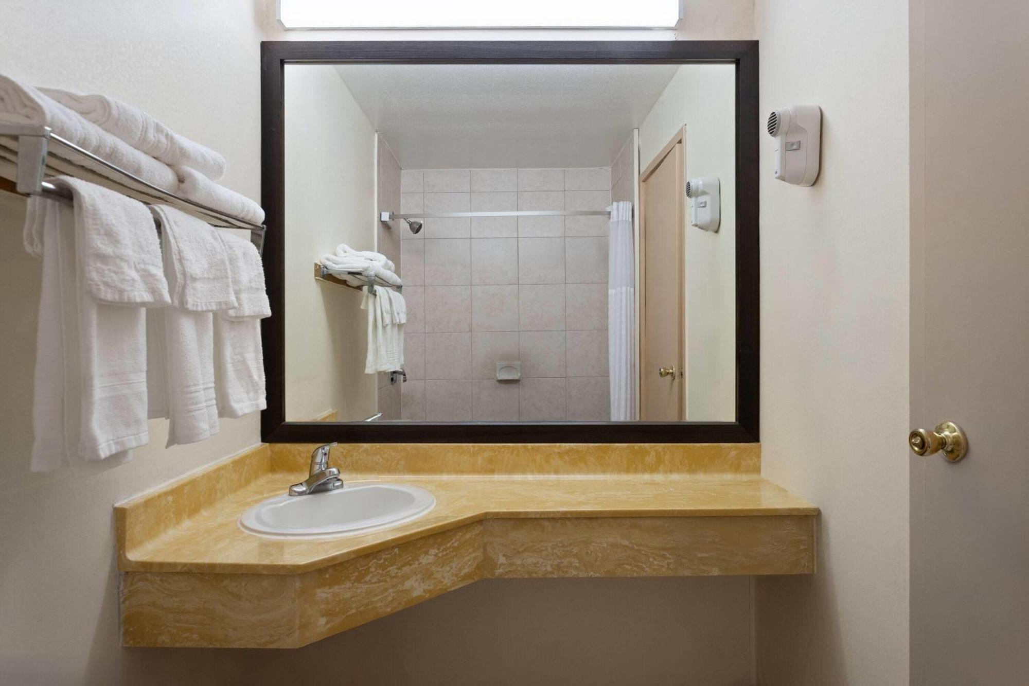 Super 8 By Wyndham Columbus Hotel Ngoại thất bức ảnh
