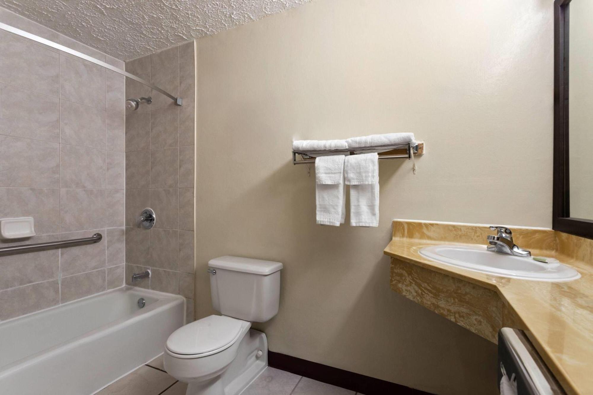 Super 8 By Wyndham Columbus Hotel Ngoại thất bức ảnh